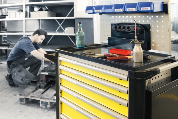 MORE FLEXIBLE THAN EVER The new LISTA workshop trolley L3627 has been optimised for you in all of its key features and now offers you even more benefits, functions and improved ergonomics.